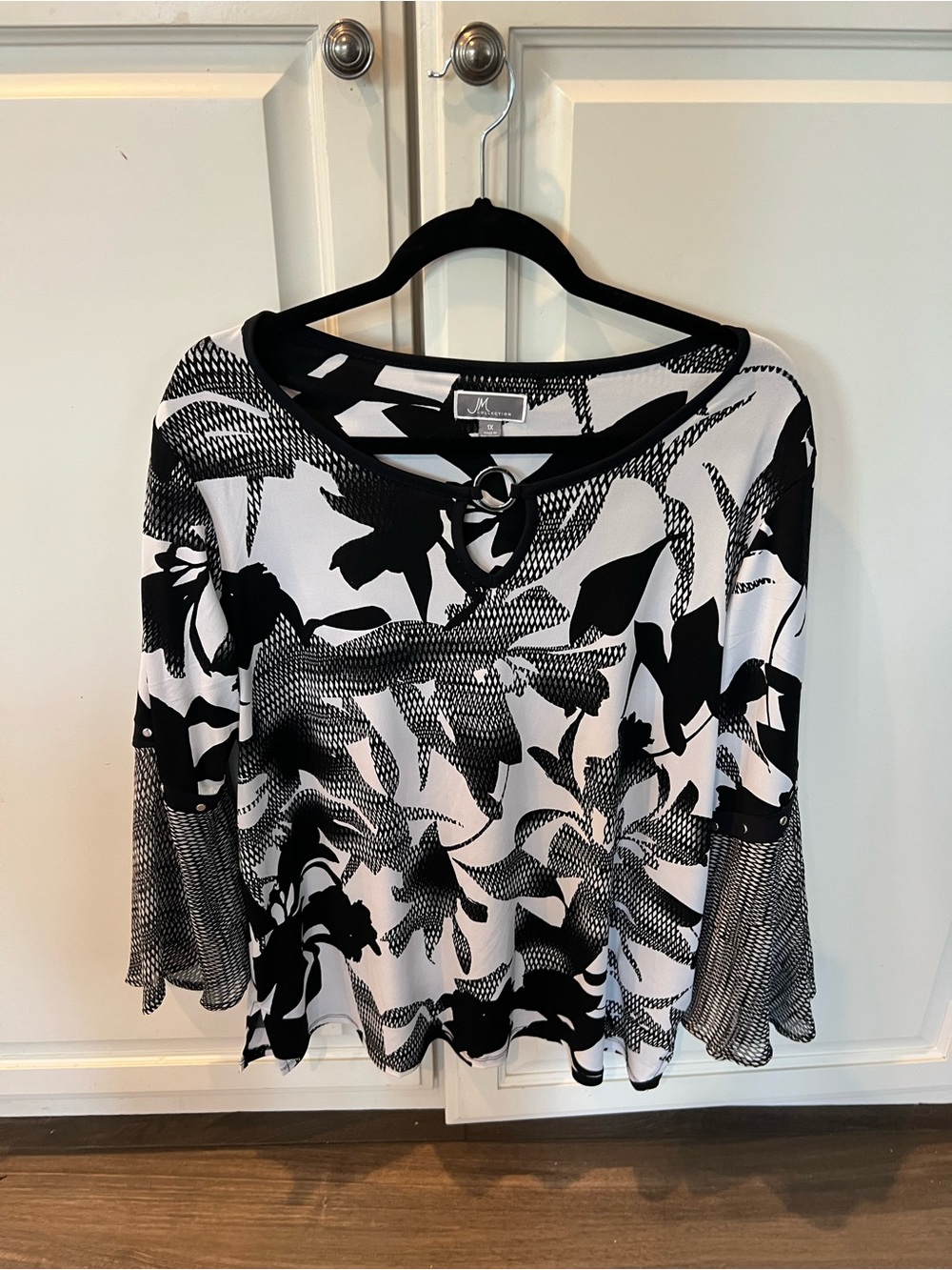 JM Collection Black & White Floral Keyhole Knit Top